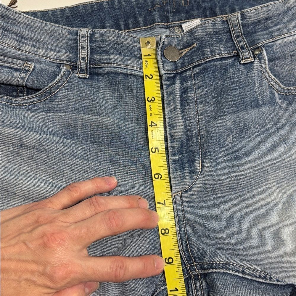 Chico’s Platinum Ultimate fit Tapered Distressed 0.5 Stretch Denim Blue Jeans - Picture 13 of 14